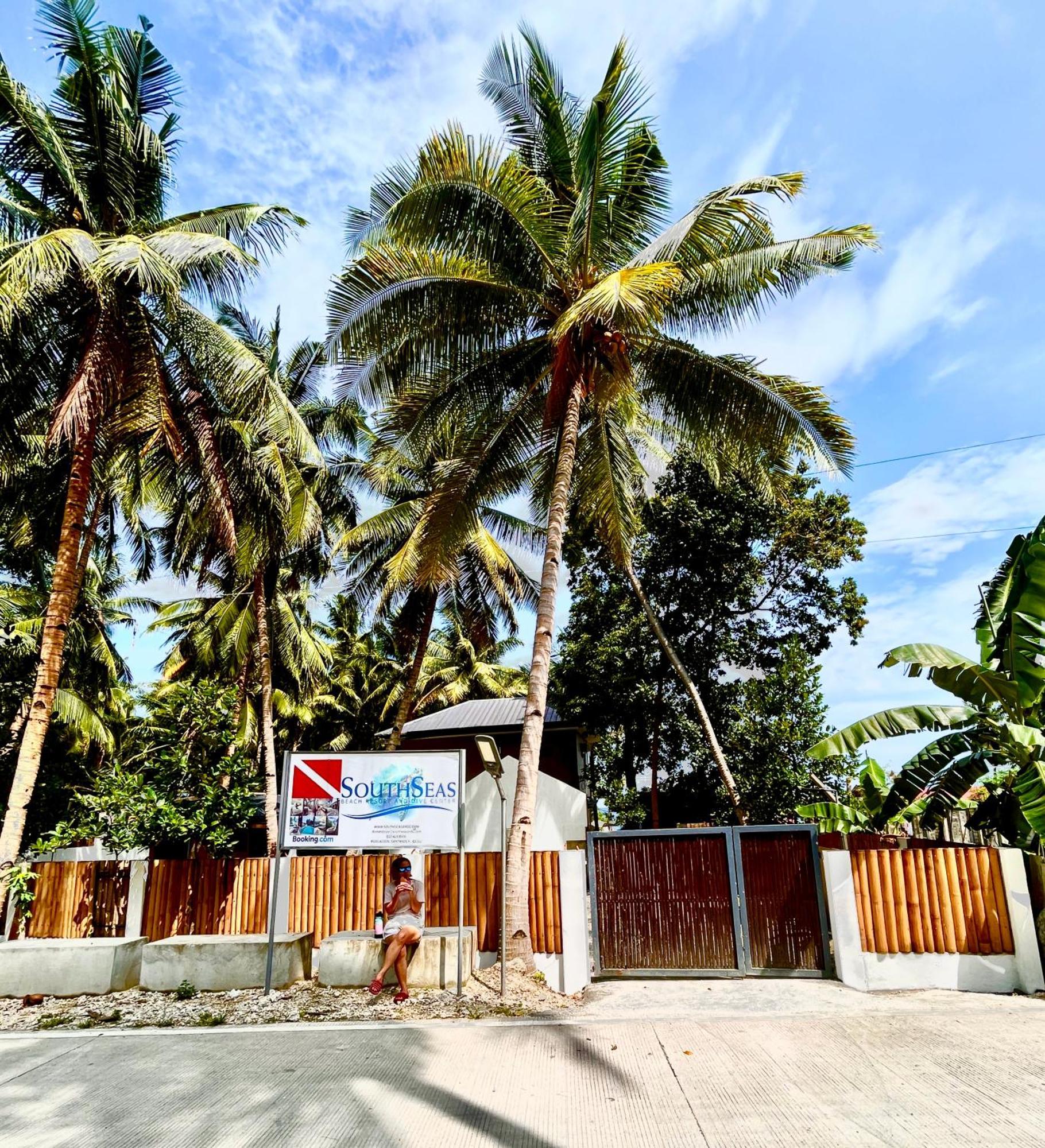 Southseas Beach Resort And Dive Center Сантандер Екстериор снимка